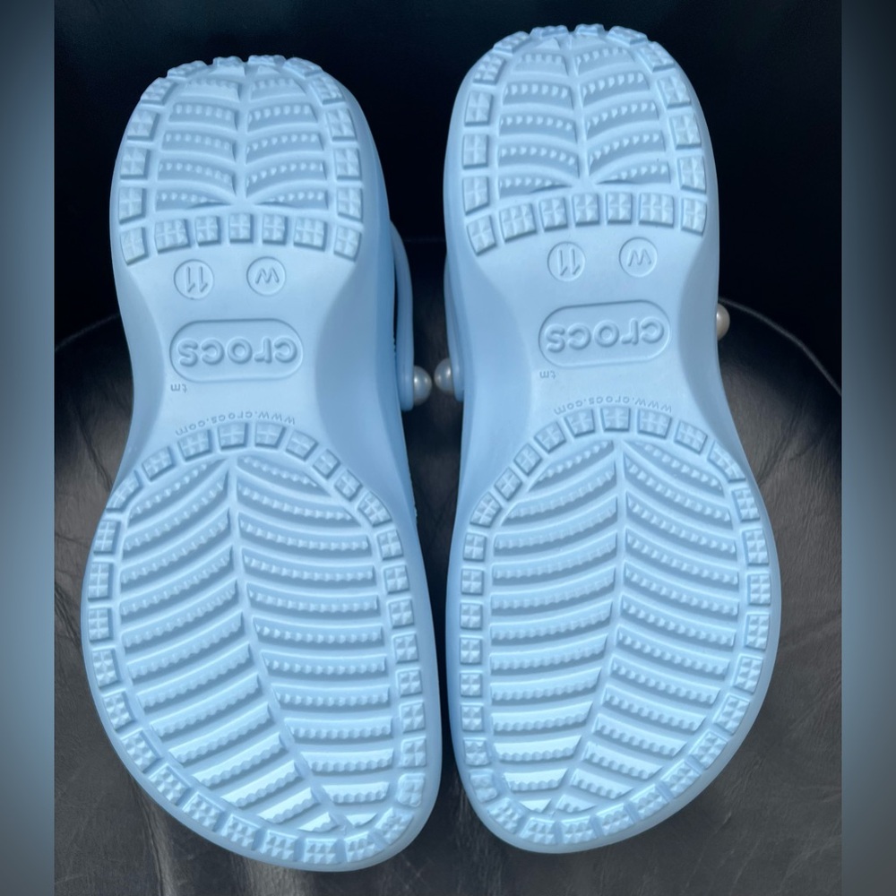 NWOT Crocs Women's Sz 11 Classic Platform Clog, blue calcite w/ faux pearl rivet - Picture 2 of 10